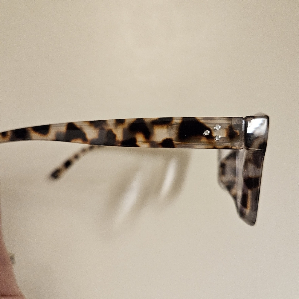 EUC Women’s Oversized Retro Tortoise Square +1.5 reading glasses - Picture 4 of 4
